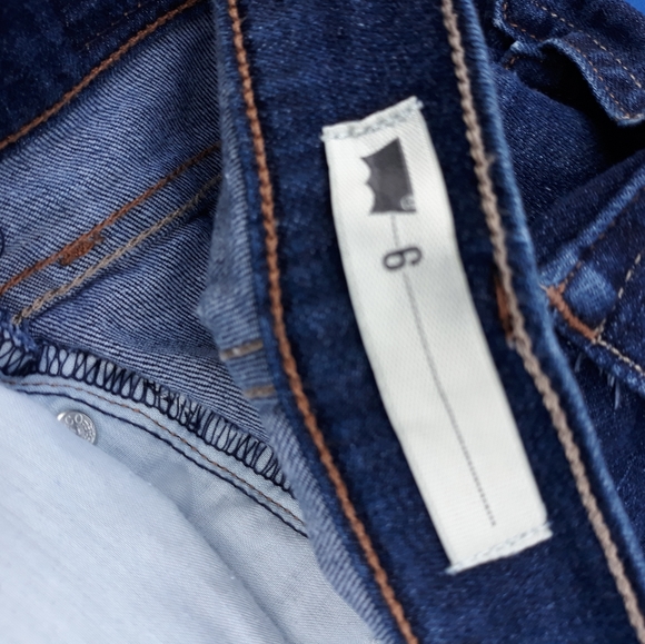 Levi's Capris. A75 - Picture 2 of 3